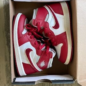 Jordan Retro 1 Toddler size 8c with the box